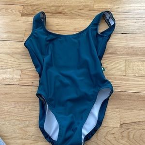 High cut leg lucky Leo